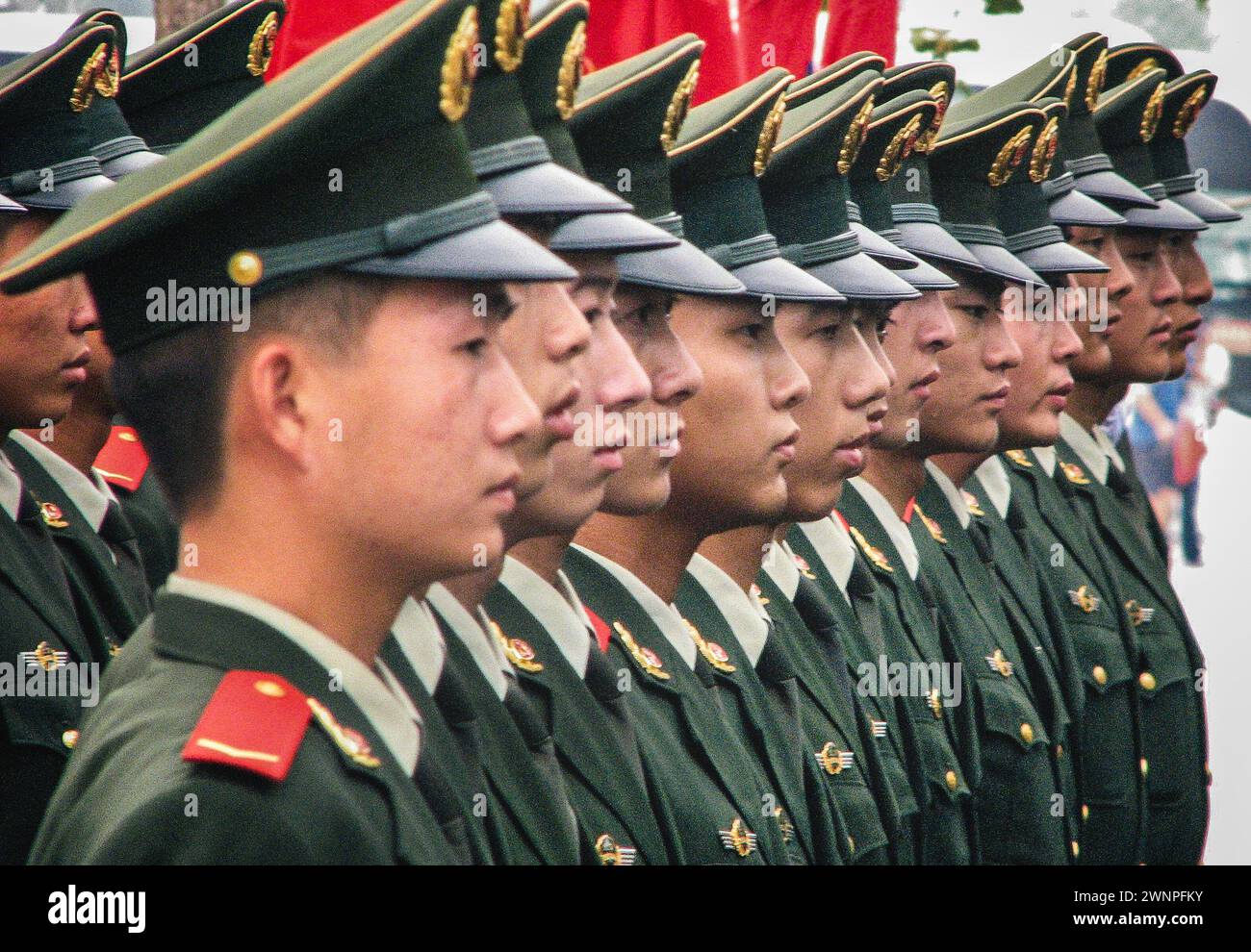 Chinesische Soldaten auf Parade bei den Olympischen Spielen 2008 Stockfoto