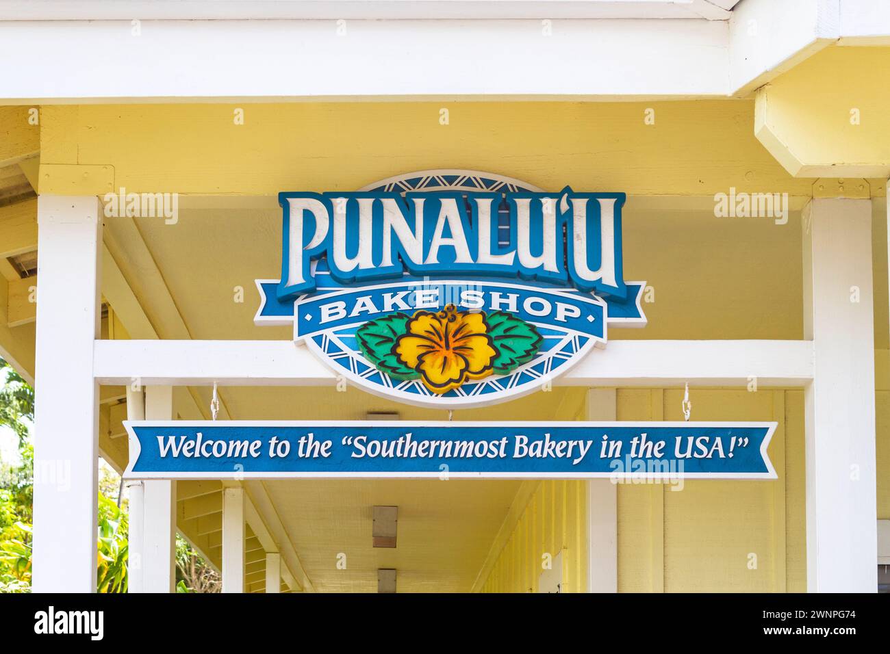 Farbenfrohes Schild für den Punalu'u Bake Shop, die südlichste Bäckerei der USA, befindet sich in Naalehu, Hawaii und ist ein beliebter Touristenort. Stockfoto