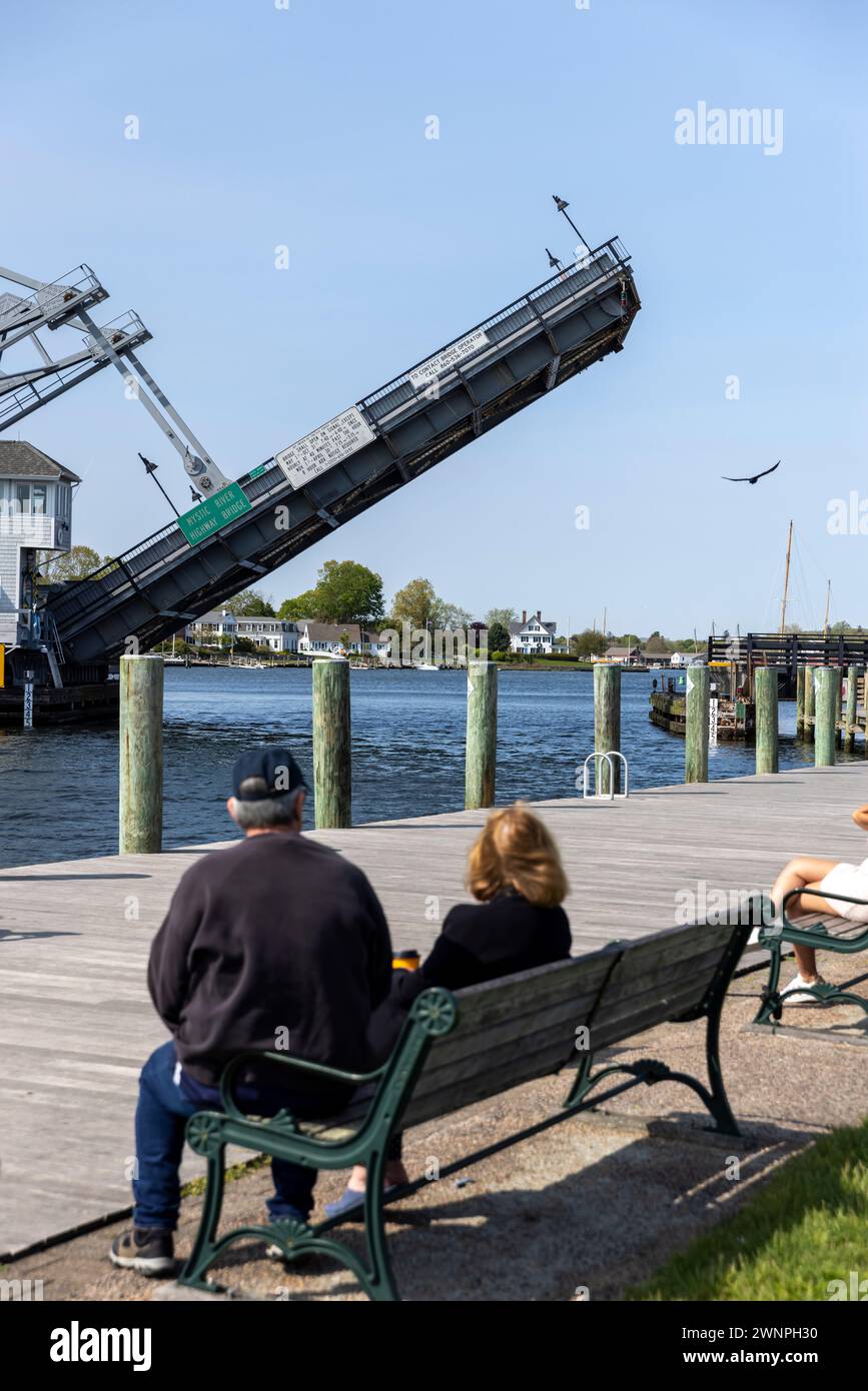 Mystic Connecticut ist ein kleines Dorf am Meer in Hollywood mit einer funktionierenden Zugbrücke, die Mystic River Bascule Bridge, die sich erhebt, um Boote passieren zu lassen Stockfoto