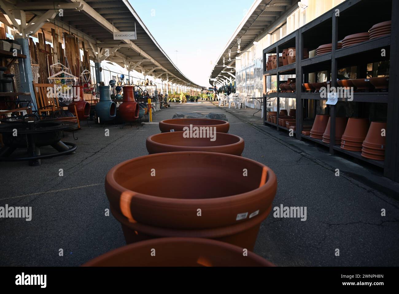 Die ehemalige Amtrack Seaboard Train Station und Gleisbahnsteige in Raleigh, North Carolina, wurden 1991 in einen Gartenladen und eine Gärtnerei umfunktioniert. Stockfoto