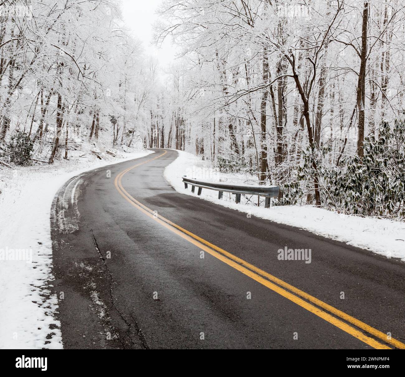 Winterschnee auf dem Highway 32 in Cosby, Tennessee Stockfoto
