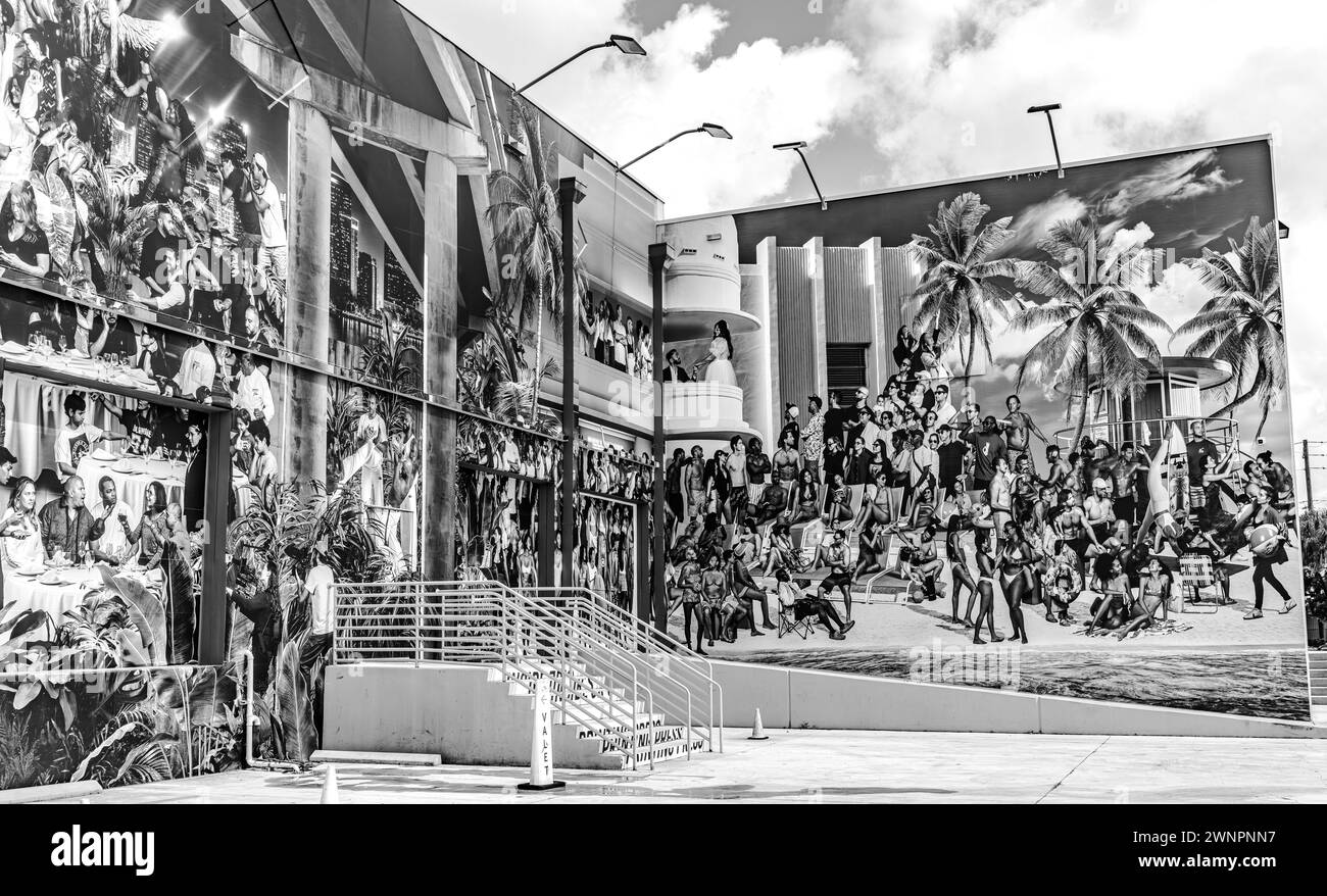 Superblue Museum in South Beach von Maimi: Außenwand mit monumentalem Fototapete bedeckt. Vielfalt und Integration von Miami, Florida Stockfoto