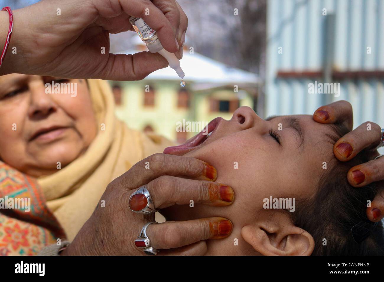 Srinagar, Indien. März 2024. Ein Kind unterzieht sich während eines Polio-Impfprogramms für Kinder im Alter von 0-5 Jahren Polio-Impfstoff, um das Polio-Virus in Srinagar auszurotten. Am 3. März 2024 in Srinagar, Indien. (Kreditbild: © Firdous Nazir/OKULARIS via ZUMA Press Wire) NUR REDAKTIONELLE VERWENDUNG! Nicht für kommerzielle ZWECKE! Stockfoto