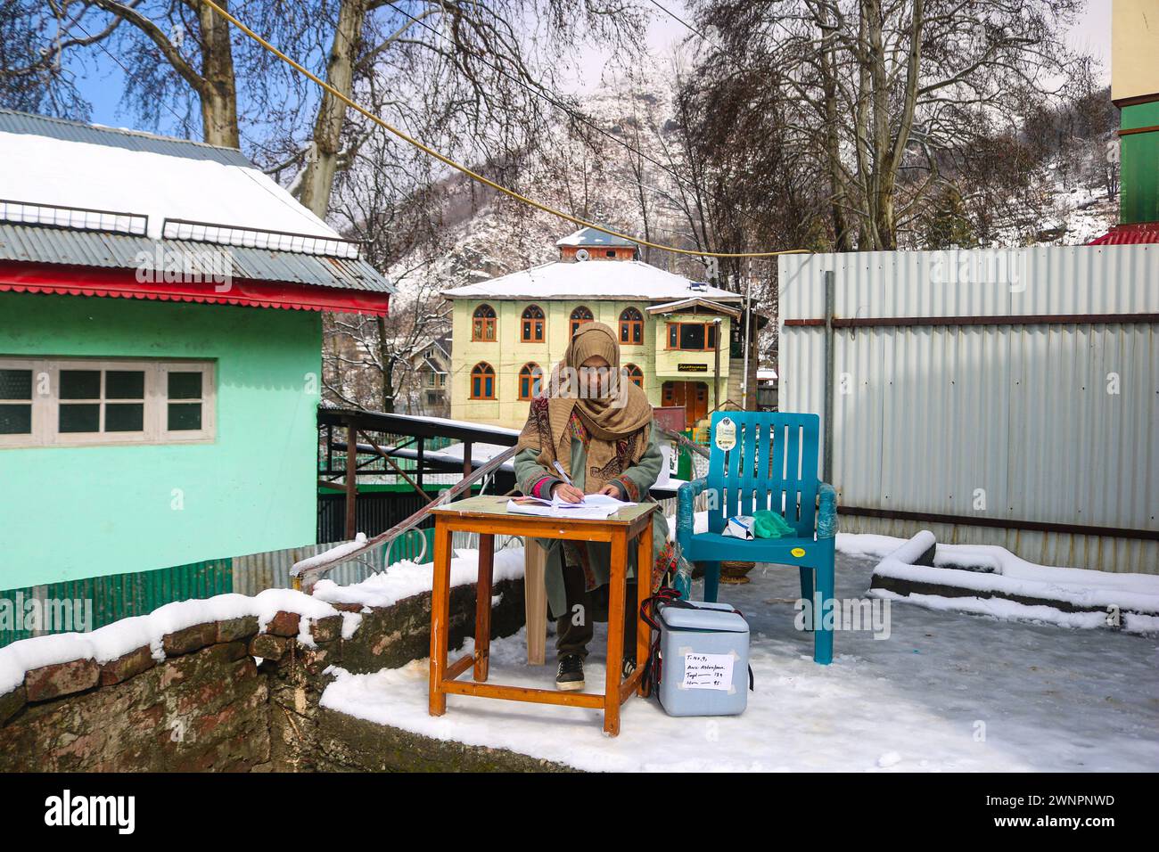 Srinagar, Indien. März 2024. Ein Gesundheitspersonal wird während eines Polio-Impfprogramms für Kinder im Alter von 0-5 Jahren gesehen, um das Polio-Virus in Srinagar auszurotten. Am 3. März 2024 in Srinagar, Indien. (Kreditbild: © Firdous Nazir/OKULARIS via ZUMA Press Wire) NUR REDAKTIONELLE VERWENDUNG! Nicht für kommerzielle ZWECKE! Stockfoto