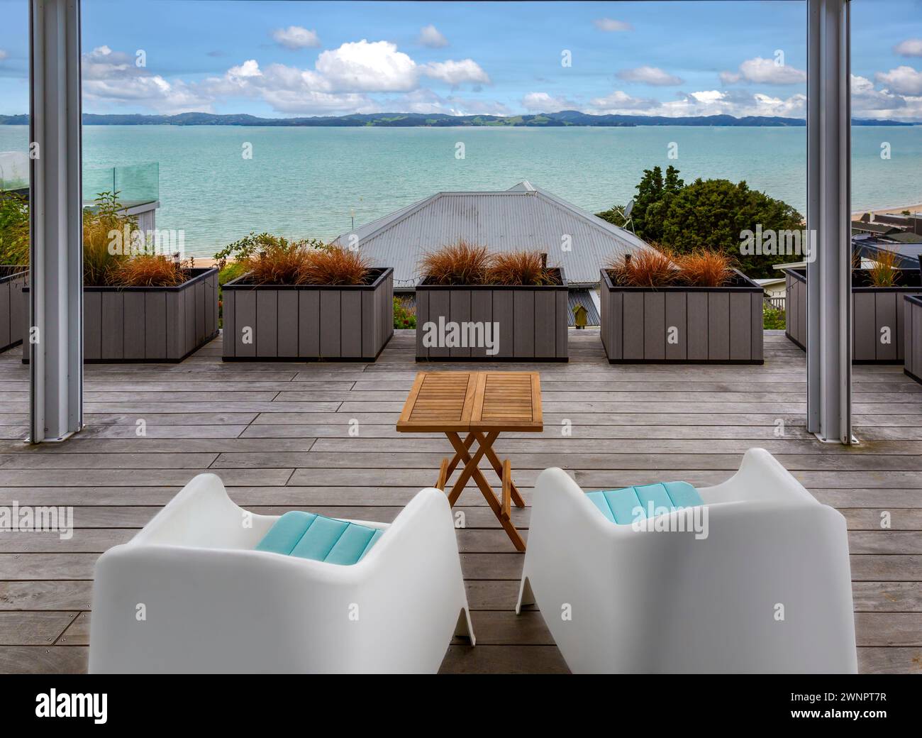 Malerische Aussicht von einem Maraetai Ferienhaus, Tāmaki Makaurau / Auckland über das Wasser in Richtung Waiheke Island, Aotearoa / Neuseeland Stockfoto