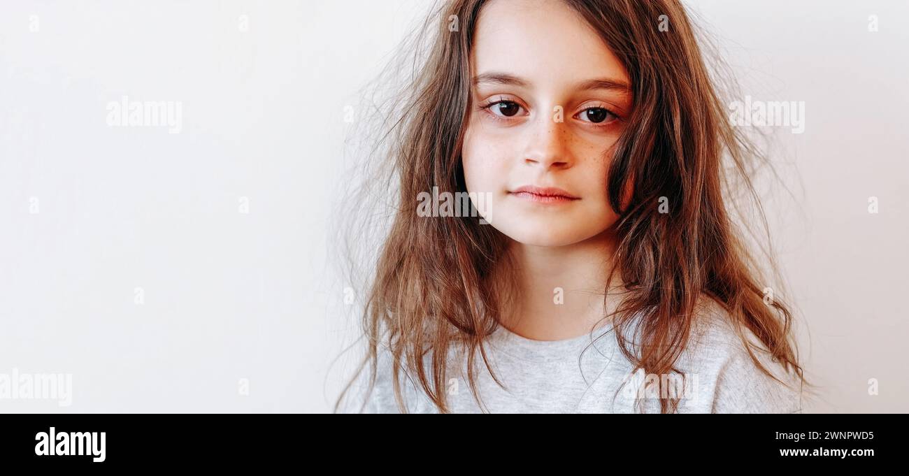 Kinderporträt Kindergesicht ruhiges, ernstes kleines Mädchen Stockfoto