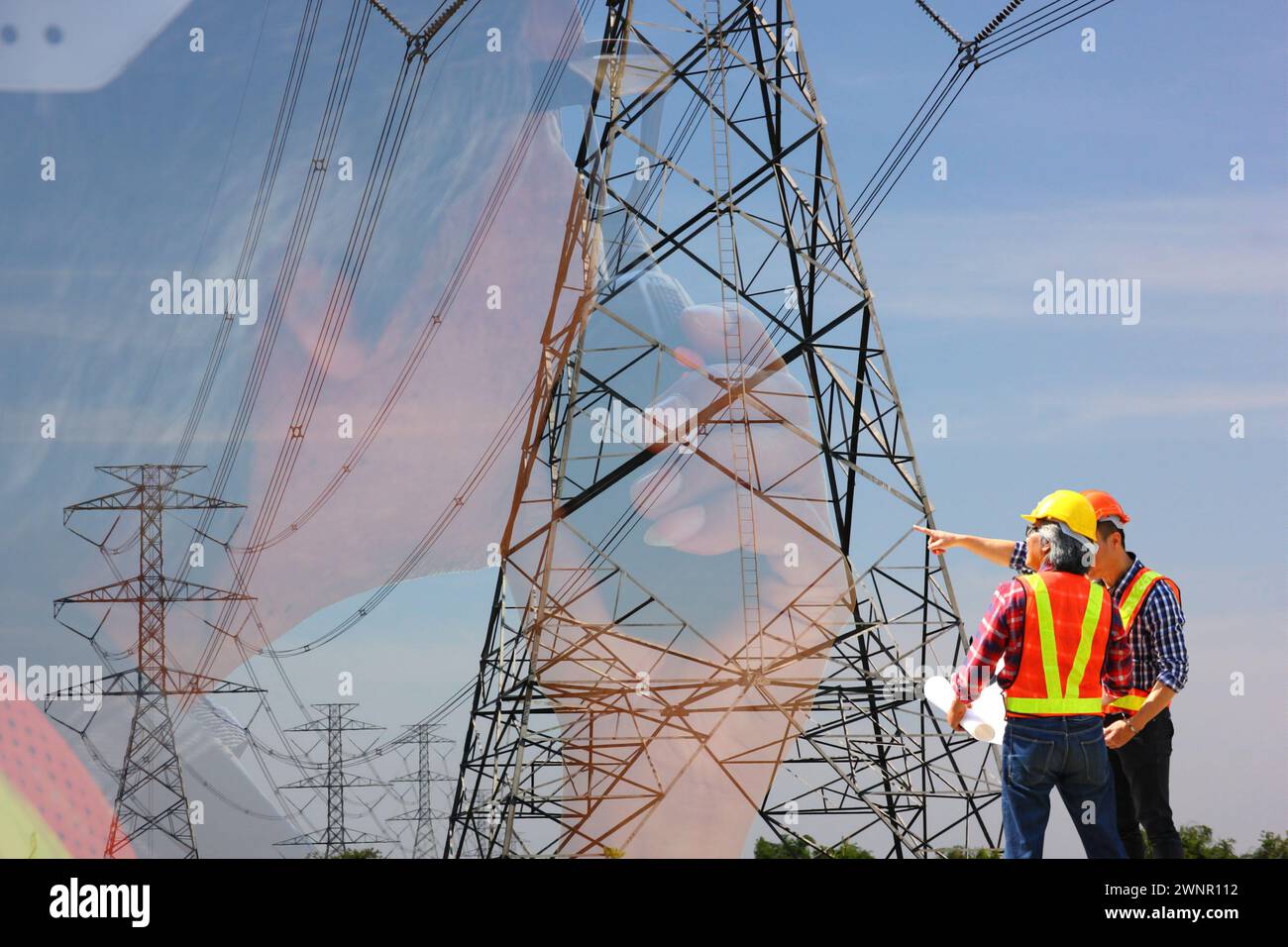 Die Elektrovermessung die Raumplanung installiert Hochspannungs-Elektromastpass auf der Landseite vor blauem Himmel Stockfoto