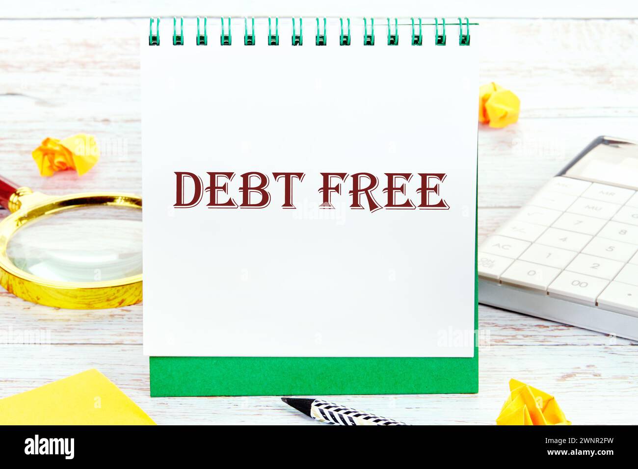 Debt Free Text es steht auf einem stehenden Notizbuch Stockfoto
