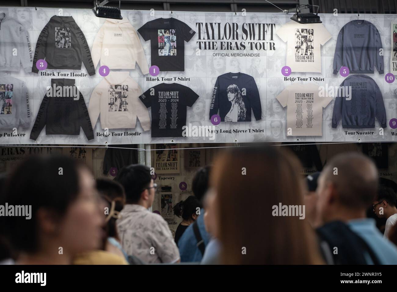 2. März 2024. Die Fans stehen geordnet für die Taylor Swift The Eras Tour Konzert Merchandise Singapur an. Stockfoto