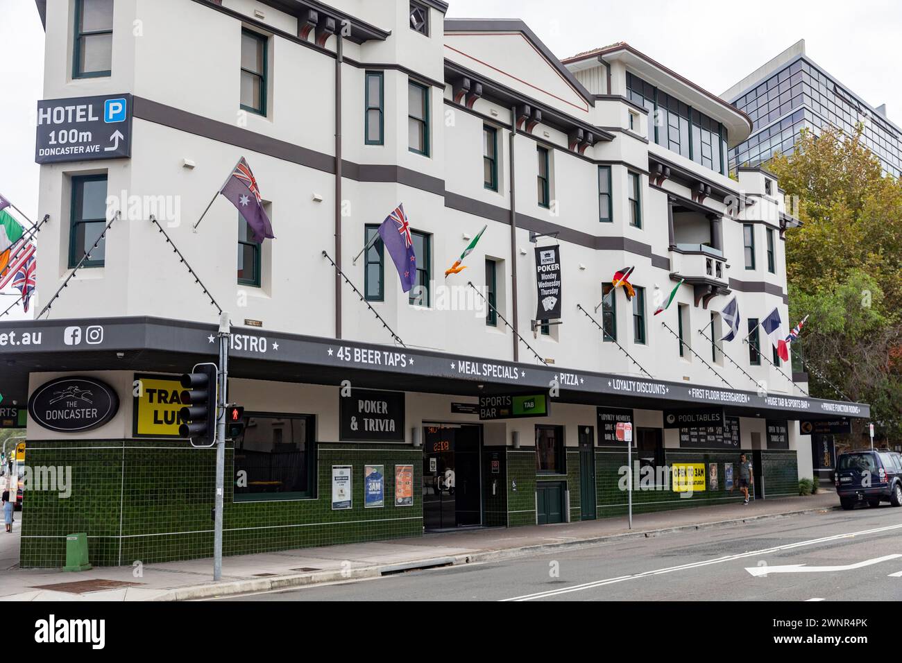 Der Doncaster Pub in Kensington Sydney, ein traditionelles großes Pub in Sydney, das mit Aborigine- und australischen Flaggen fliegt, Sydney, Australien Stockfoto