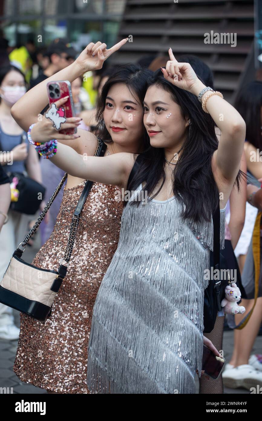 2. März 2024. Zwei schöne chinesische asiatische Frauen posieren. Taylor Swift The Eras Tour Singapur. Stockfoto
