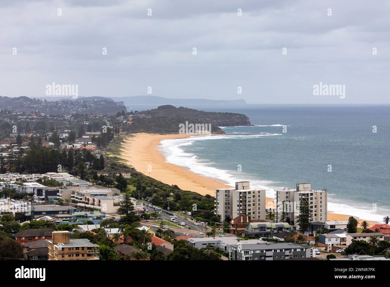 Collaroy Beach Vorort in Sydney, Blick aus der Vogelperspektive über den Vorort, den Strand und die zentrale Küste in der Ferne, New South Wales, Australien Stockfoto