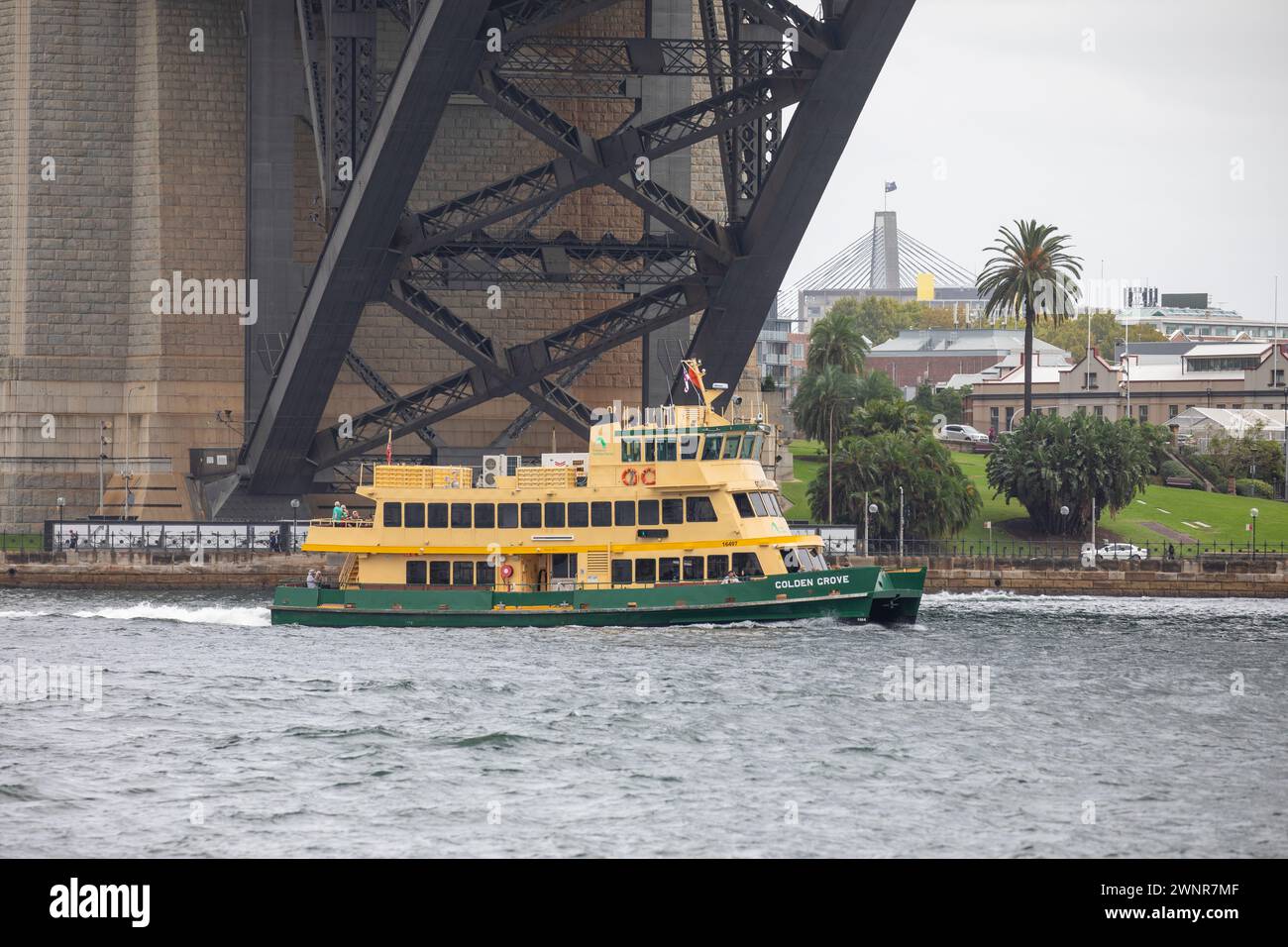 Sydney Fähre die MV Golden Grove passiert unter der Sydney Harbour Bridge, Sydney, NSW, Australien Stockfoto