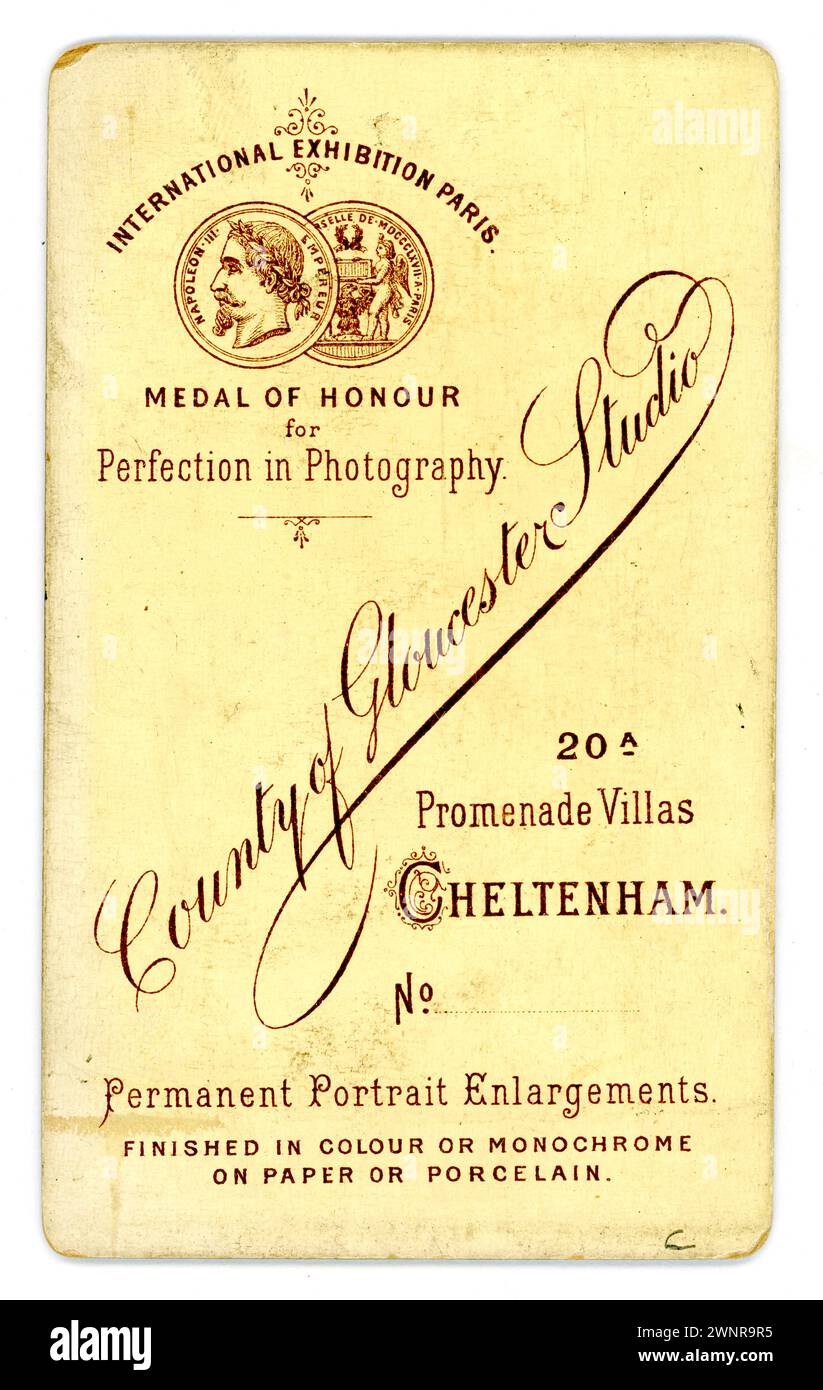 Rückseite der original viktorianischen Carte de Visite (Visitenkarte oder CDV). Aus dem Studio des County of Gloucester Studios, Cheltenham, Großbritannien um die 1880er Jahre Stockfoto