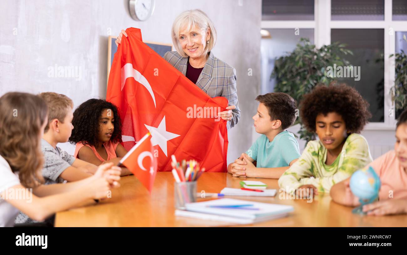 Eine lächelnde, reife Lehrerin erzählt den Schülern die Geschichte der Türkei Stockfoto