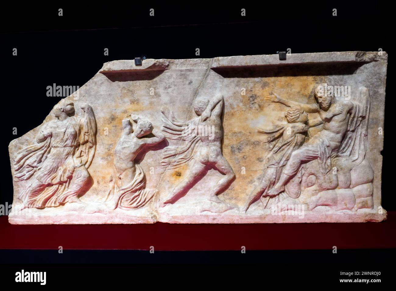 Relief mit dem Massaker an den Niobiden aus Modena, Via Crespellani - Pentelismarmor, 2. Jahrhundert n. Chr. - Museo Civico Archeologico Etnologico, Modena, Italien Stockfoto