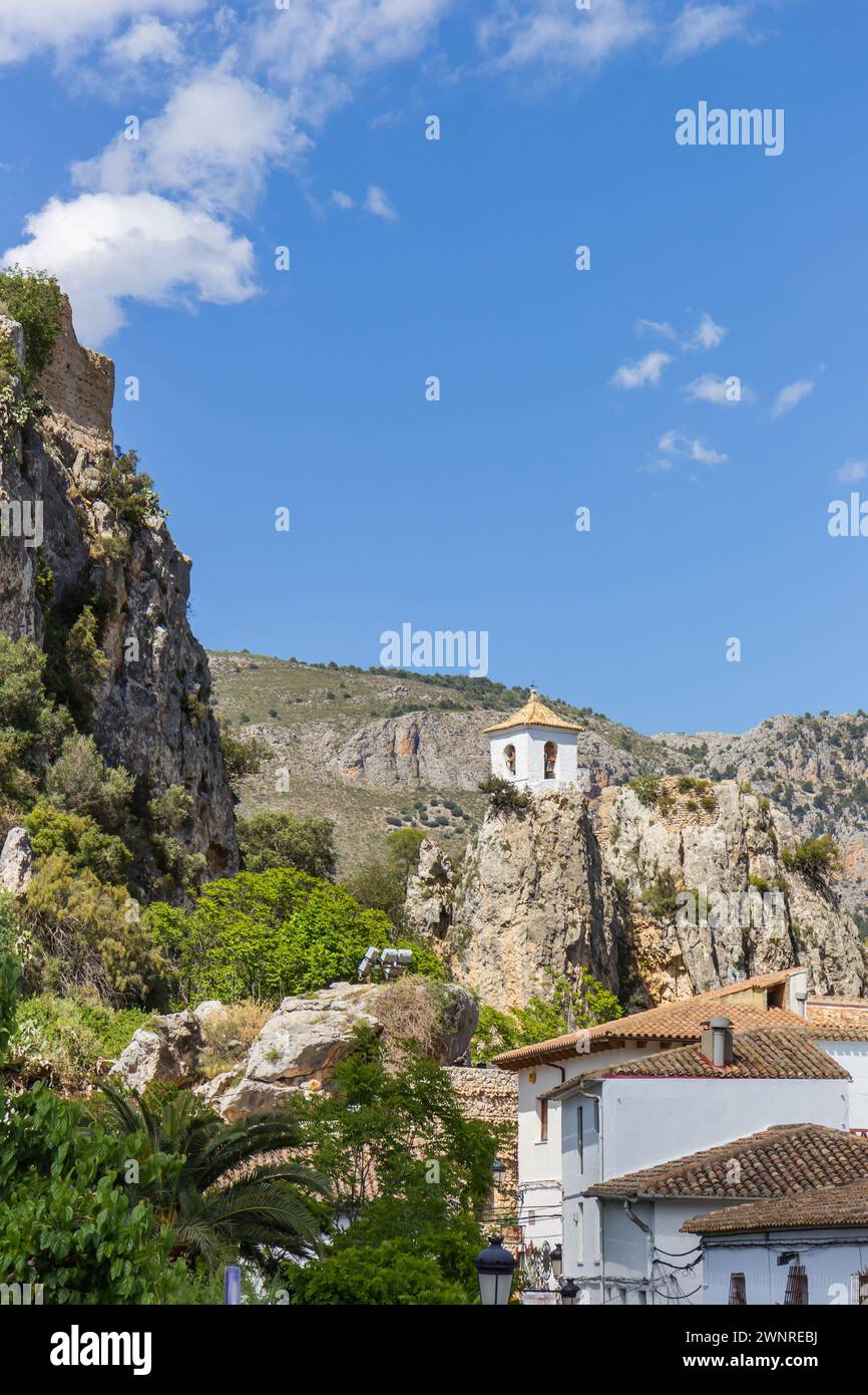Häuser und weißer Turm im historischen Dorf Guadalest, Spanien Stockfoto