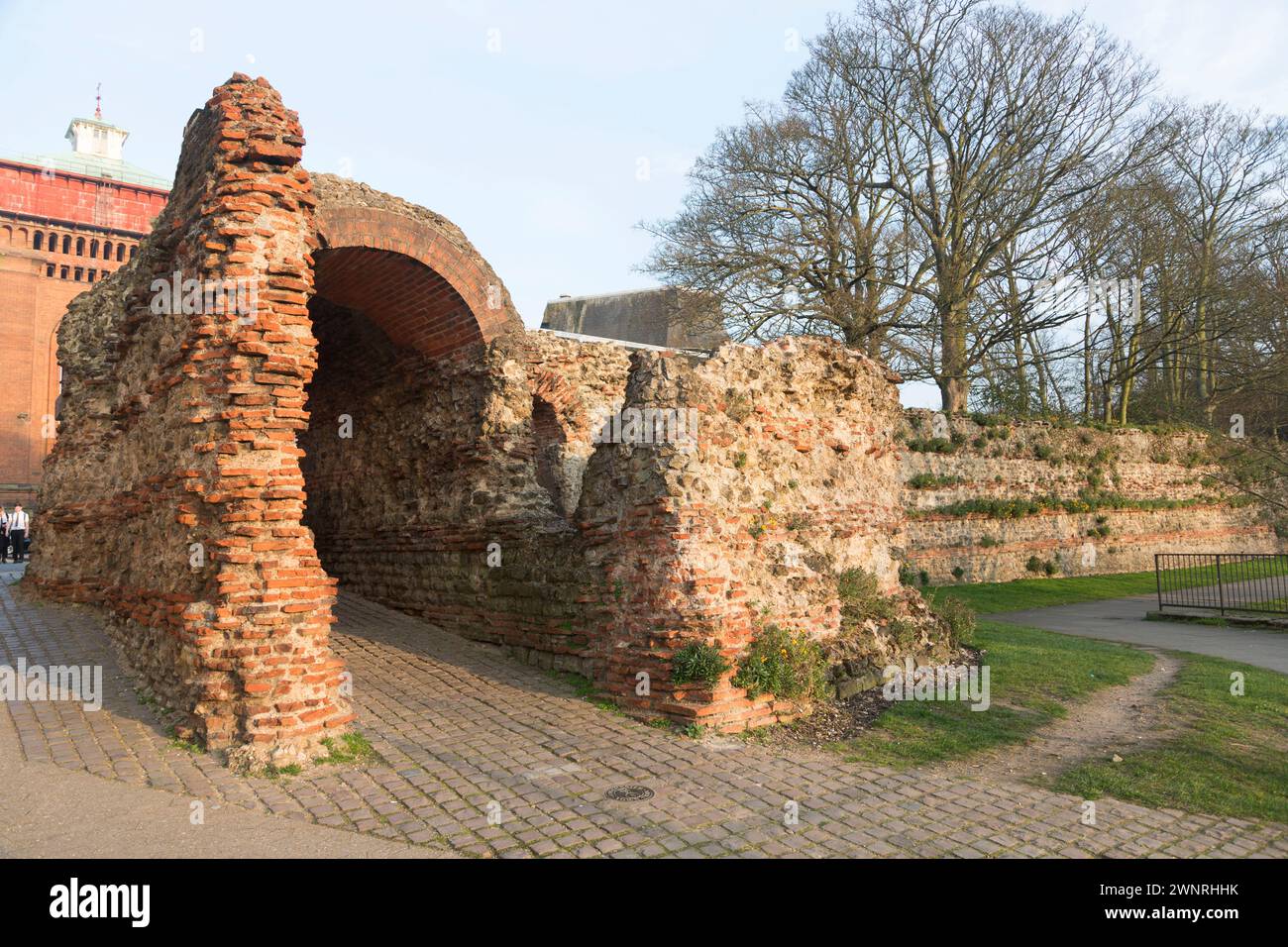 UK, Colchester, Reste der alten Mauern und West Gate - "The Balkerne Tor". Stockfoto