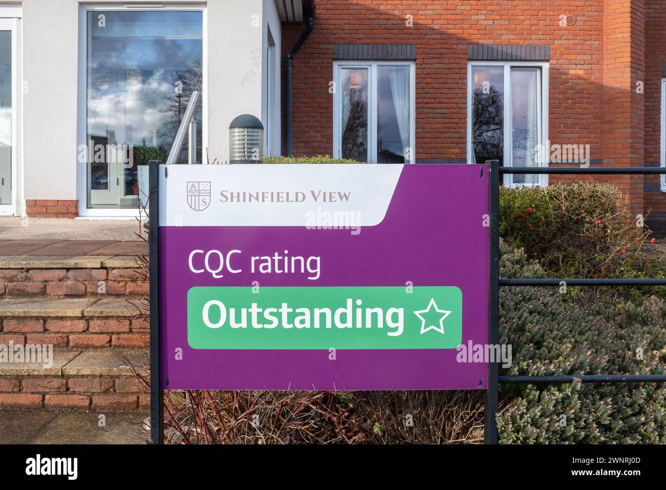 CQC Care Quality Commission Rating of Outstanding on Sign Outside a Care Home, England, UK Stockfoto