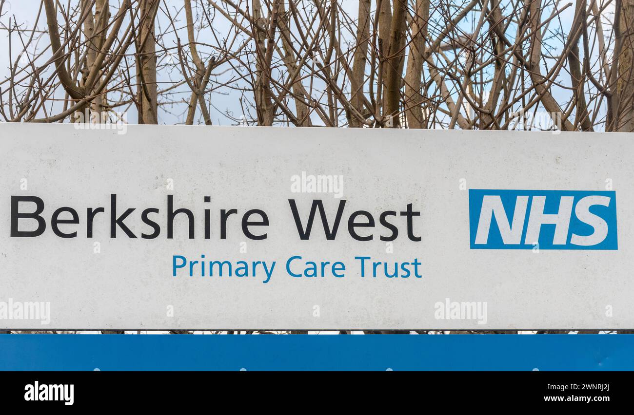 Berkshire West Primary Care Trust unterzeichnet außerhalb des NHS Doctors Surgery, England, Großbritannien Stockfoto