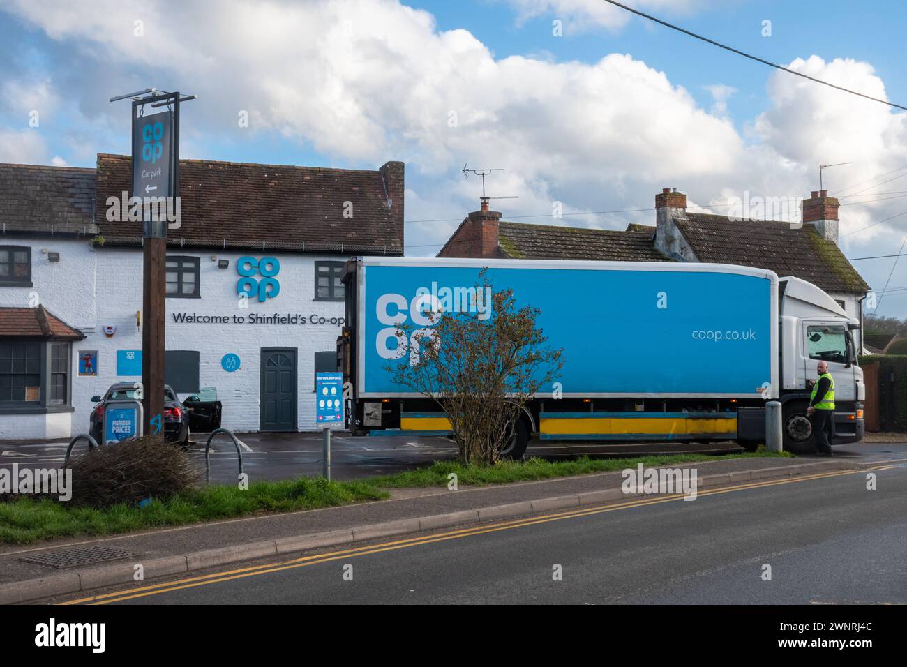 Co-op-Dorfladen und Lieferwagen oder LKW in Shinfield, Berkshire, England, Großbritannien. Örtliches 24-Stunden-Geschäft Stockfoto