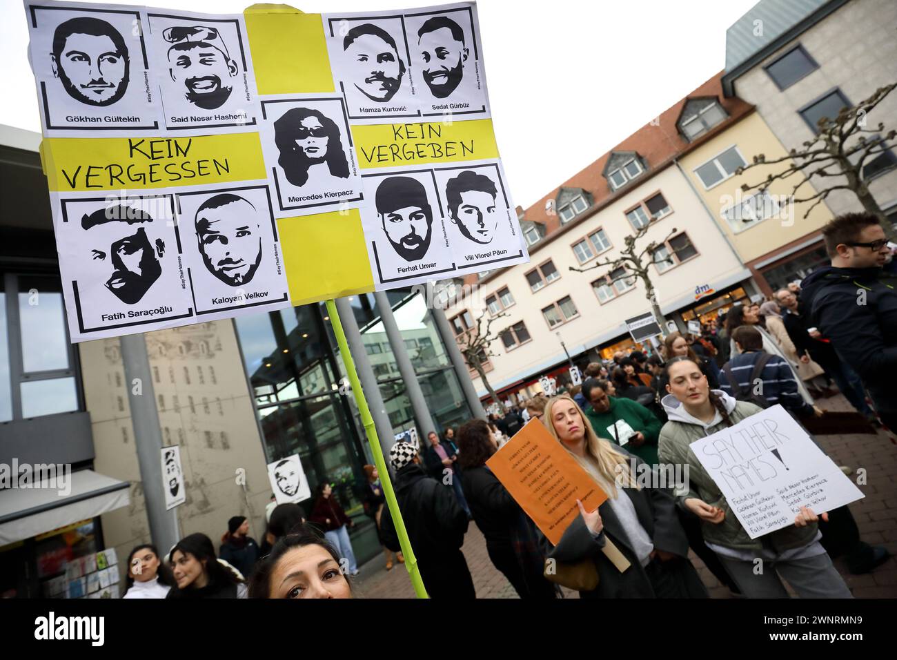 Bundesweite Gedenkdemonstration vier Jahre nach dem rassistischen Anschlag vom 19. Februar 2020 in Hanau - Gegen Rechte Terror in Deutschland - Sag ihre Namen - Rassistische Morde - Deutschland, GER, DEU Germany, Hanau, 17.02.2024 - Tausende gedenken der Attentat-Opfer von Hanau, setzen ein Zeichen gegen Rassismus und prangern Fehler der Behörden an. Die Demoteilnehmer versammelten sich am Kurt-Schumacher-Platz in Hanau-Kesselstadt und erreichten nach ca. Eine Stunde den Marktplatz der Hanauer Innenstadt. Hier fand die Abschlusskundgebung mit zahlreichen Angehörigen der Opfer statt. Name d Stockfoto