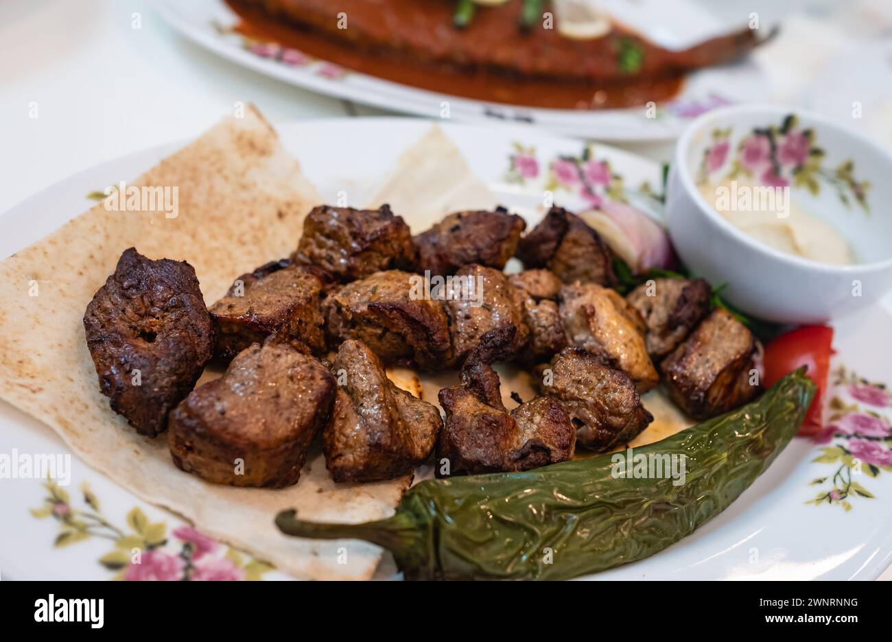Gegrilltes Fleisch und Gemüse. Türkische und arabische traditionelle Kebab-Platte Lamm, Rindfleisch auf Brot. Schaschlik auf Teller. Niemand, selektiver Fokus Stockfoto