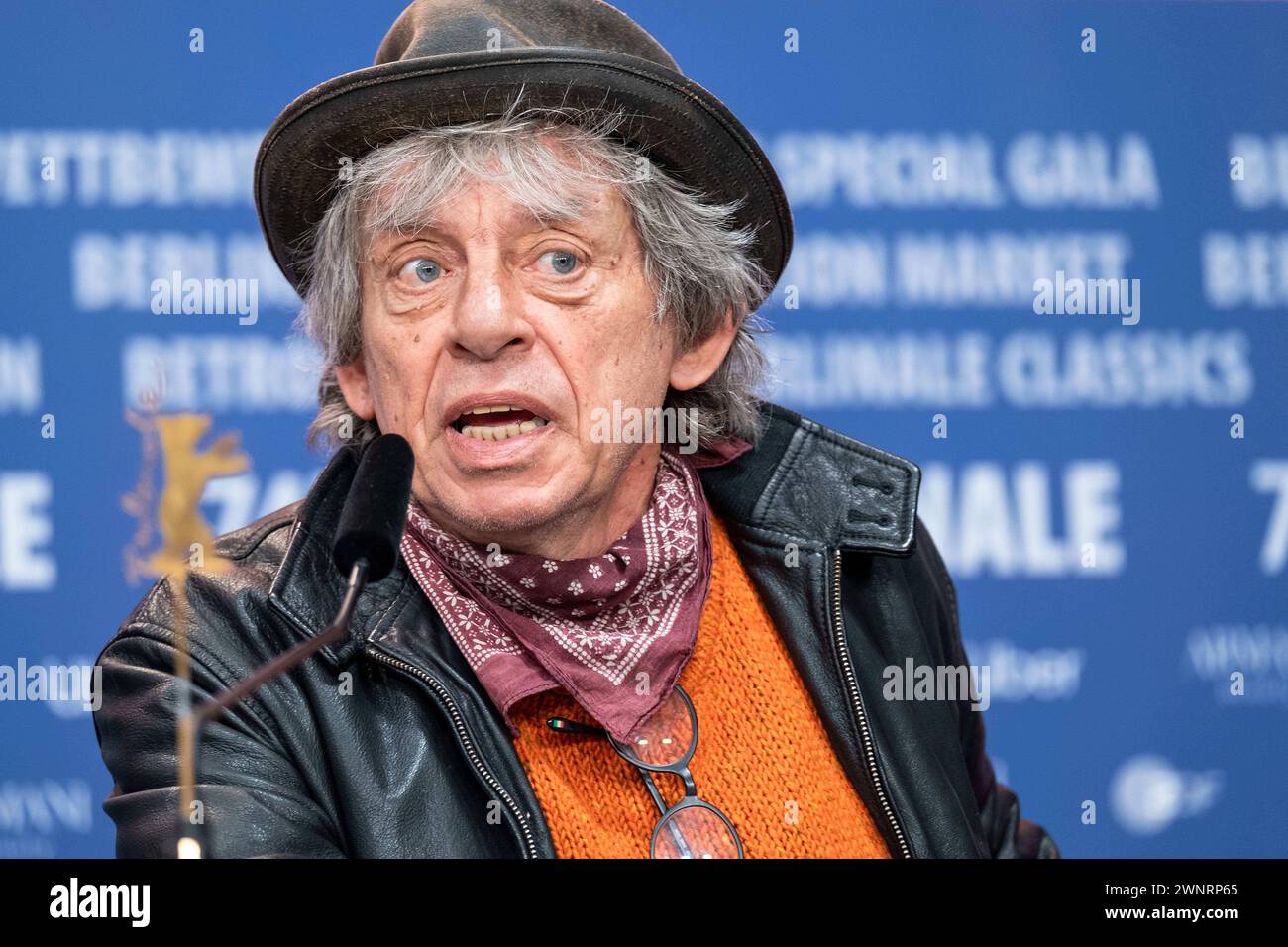 Paolo Rossi während der Pressekonferenz zum Film Gloria anlässlich der 74. Internationale Filmfestspiele Berlin. / Paolo Rossi während der Pressekonferenz zum Film Gloria anlässlich der 74. Internationalen Filmfestspiele Berlin. Schnappschuss-Fotografie/K.M.Krause *** Paolo Rossi während der Pressekonferenz zum Film Gloria anlässlich der 74. Internationalen Filmfestspiele Berlin Paolo Rossi während der Pressekonferenz zum Film Gloria anlässlich der 74. Internationalen Filmfestspiele Berlin Schnappschuss Fotografie K M Krause Stockfoto