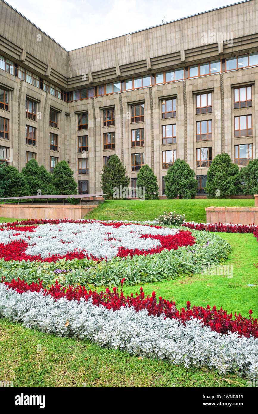 Ein farbenfrohes Blumenbeet im vorderen Innenhof der Nationalbank der Republik Kasachstan, formell das parlamentsgebäude. In Almaty, Kasachst Stockfoto