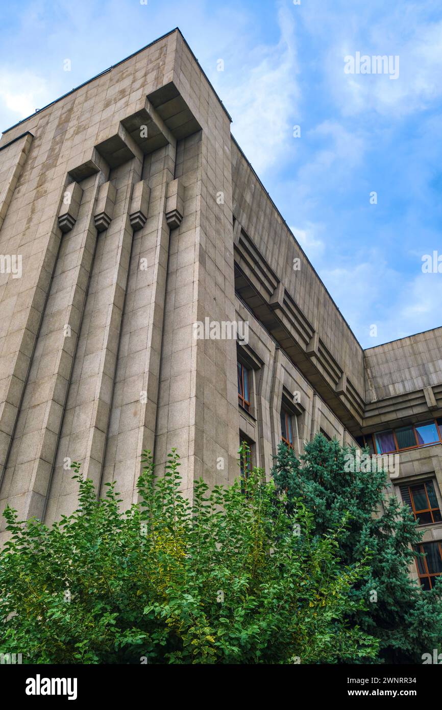 Detail der zerklüfteten Kante der sozialistischen, modernistischen, brutalistischen Nationalbank der Republik Kasachstan, formell das parlamentsgebäude. Stockfoto