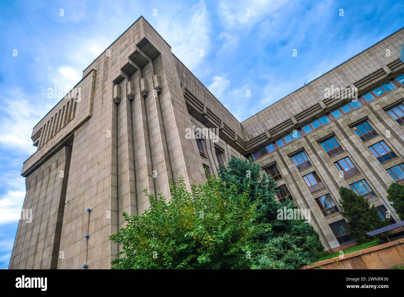 Detail der zerklüfteten Kante der sozialistischen, modernistischen, brutalistischen Nationalbank der Republik Kasachstan, formell das parlamentsgebäude. Stockfoto