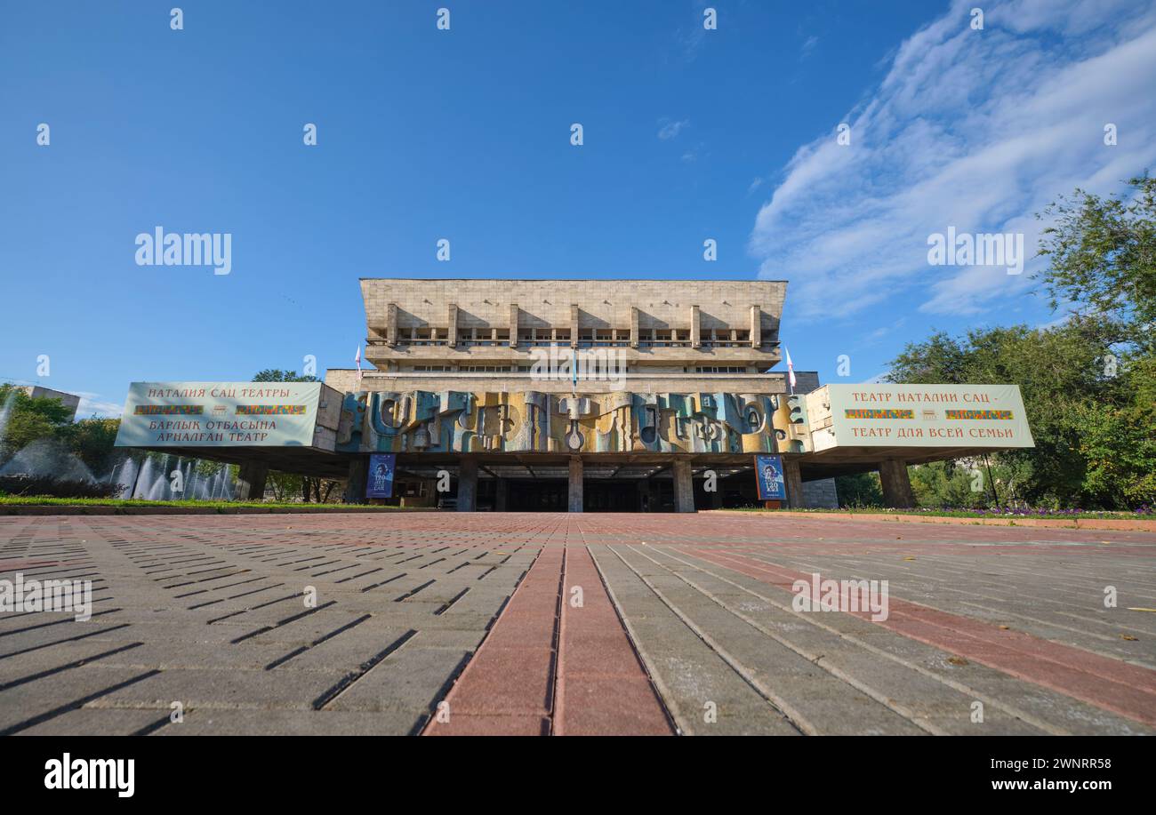 Der ikonische sowjetische, sozialistische, modernistische Mosaikstil des N. Sats Russischen Theaters für Kinder und Jugend. In Almaty, Kasachstan. Stockfoto