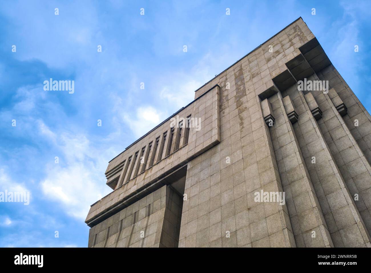 Detail der zerklüfteten Kante der sozialistischen, modernistischen, brutalistischen Nationalbank der Republik Kasachstan, formell das parlamentsgebäude. Stockfoto