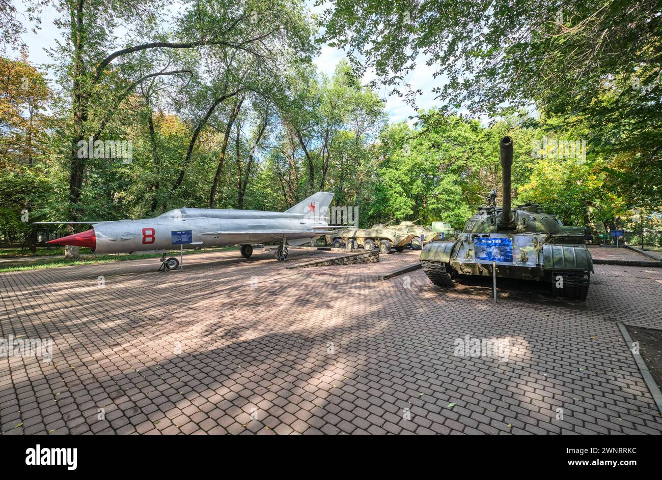 Ein ehemaliger sowjetischer, russischer MIG 21-Jet-Kampfflugzeug. Im Familienpark in Almaty, Kasachstan. Stockfoto