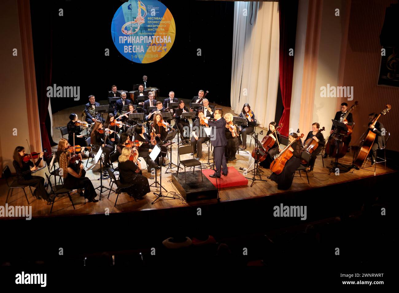Nicht exklusiv: IWANO-FRANKIWSK, UKRAINE - 2. MÄRZ 2024 - Dirigent Roman Dzundza (C) leitet ein Orchester während der Prykarpattia Spring Festiva 2024 Stockfoto