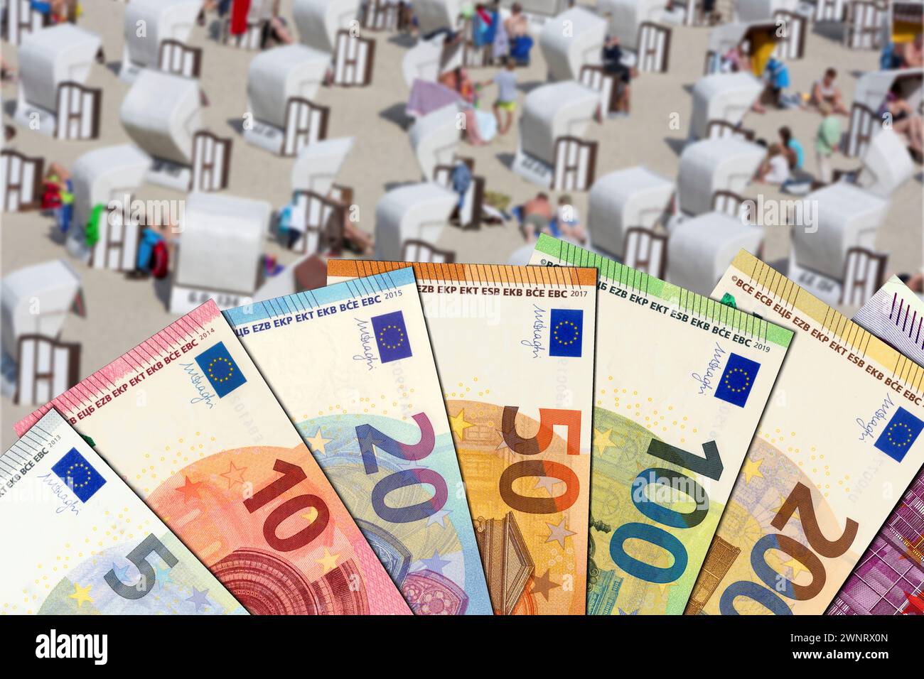 Euro-Rechnungen vor dem Strand mit Liegen Stockfoto