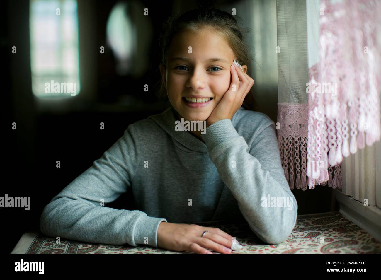 Porträt eines fröhlichen Teenager-Mädchens. Stockfoto