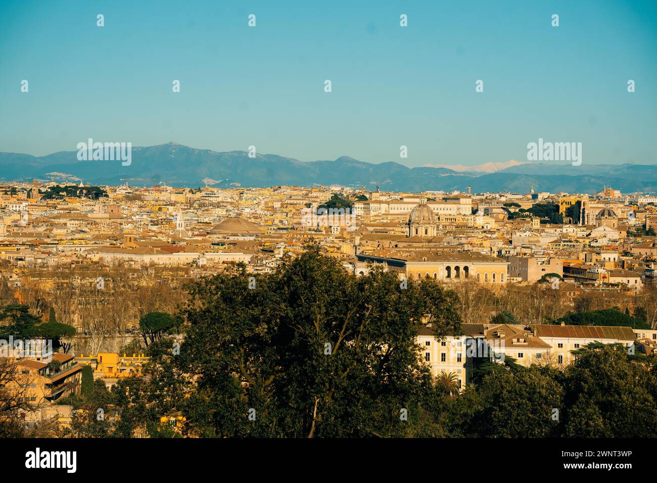 Panoramablick auf Rom an einem sonnigen Tag im Februar Stockfoto