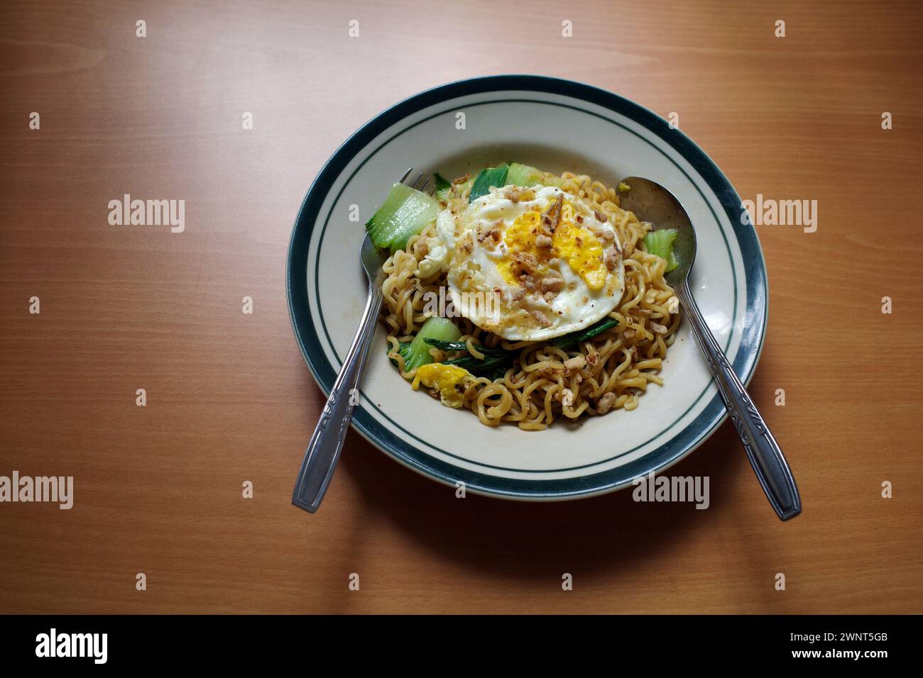 Mie Goreng Telor, traditionelles indonesisches Streetfood, gebratene Nudeln mit Ei mit typischen Gewürzen der javanischen Küche. Stockfoto