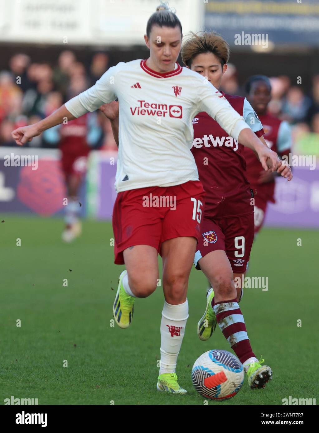 DAGENHAM, ENGLAND - 03. MÄRZ: L-R Gemma Evans von Manchester United Women und Riko Ueki von West Ham United WFC in Aktion während der Barclays FA Women's sup Stockfoto