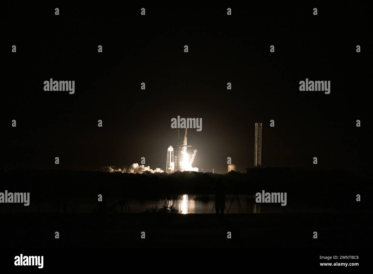 Cape Canaveral, Vereinigte Staaten von Amerika. März 2024. Die Rakete SpaceX Falcon 9 mit der Dragon-Raumsonde startet am 3. März 2024 vom Launch Complex 39A im Kennedy Space Center in Cape Canaveral, Florida. Die Rakete transportiert die NASA-SpaceX-Crew-8-Mission zur Internationalen Raumstation. Quelle: Planetpix/Alamy Live News Stockfoto