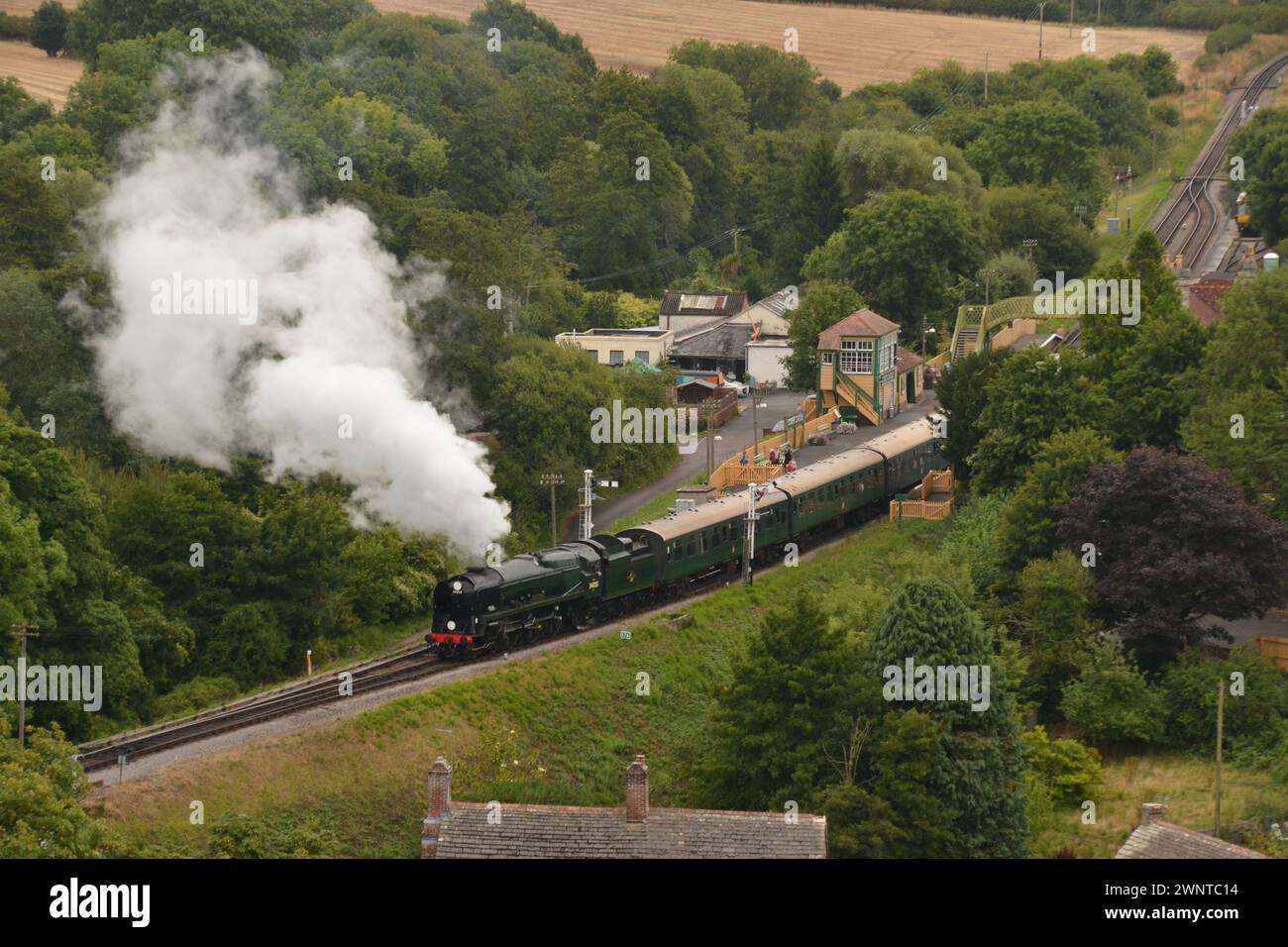 Die Swanage Railway führt durch Corfe Castle, Isle of Purbeck, Dorset, Großbritannien Stockfoto