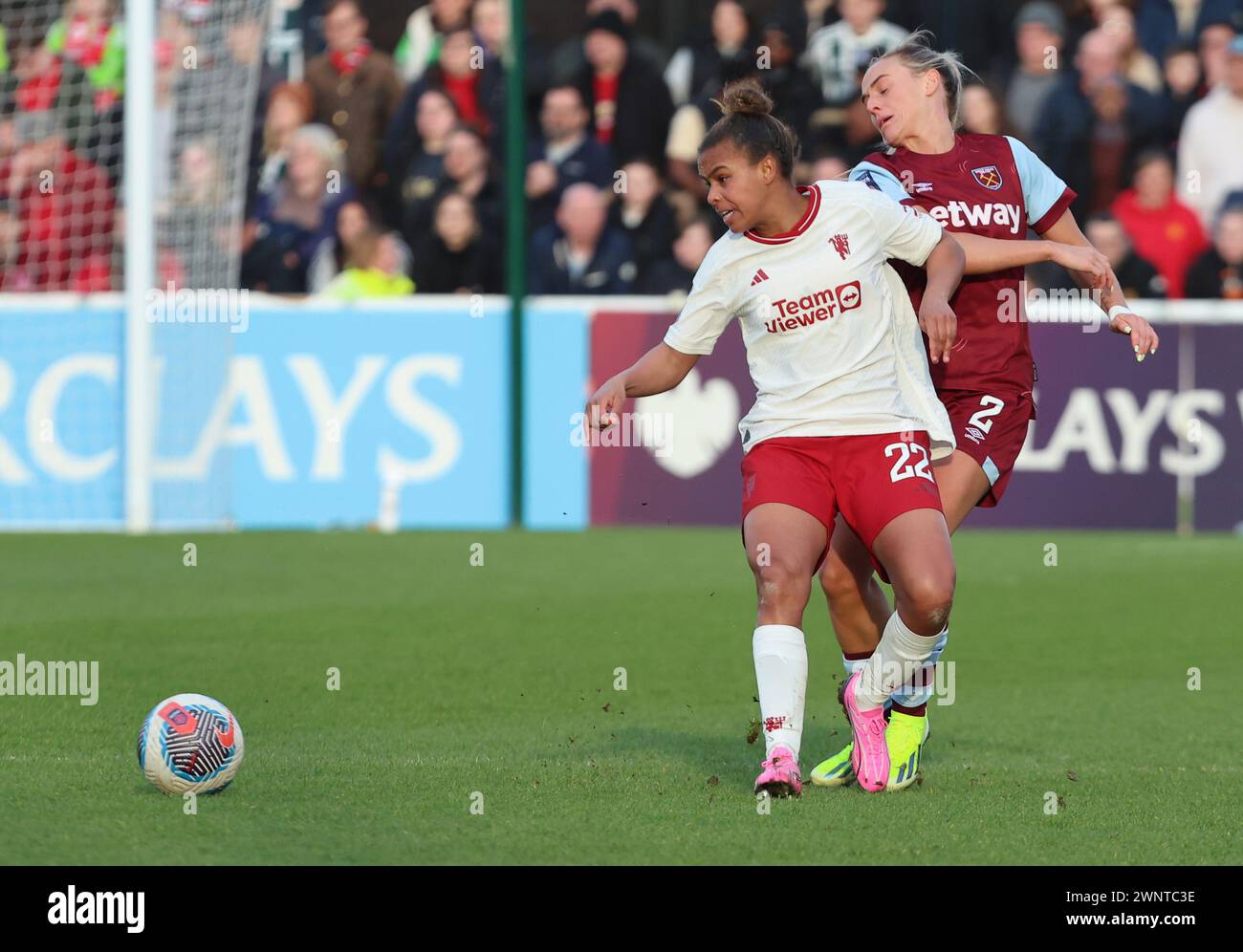 DAGENHAM, ENGLAND – 03. MÄRZ: Nokita PARRIS von Manchester United Women und Kirsty Smith von West Ham United WFC in Aktion während der Barclays FA Women's S Stockfoto