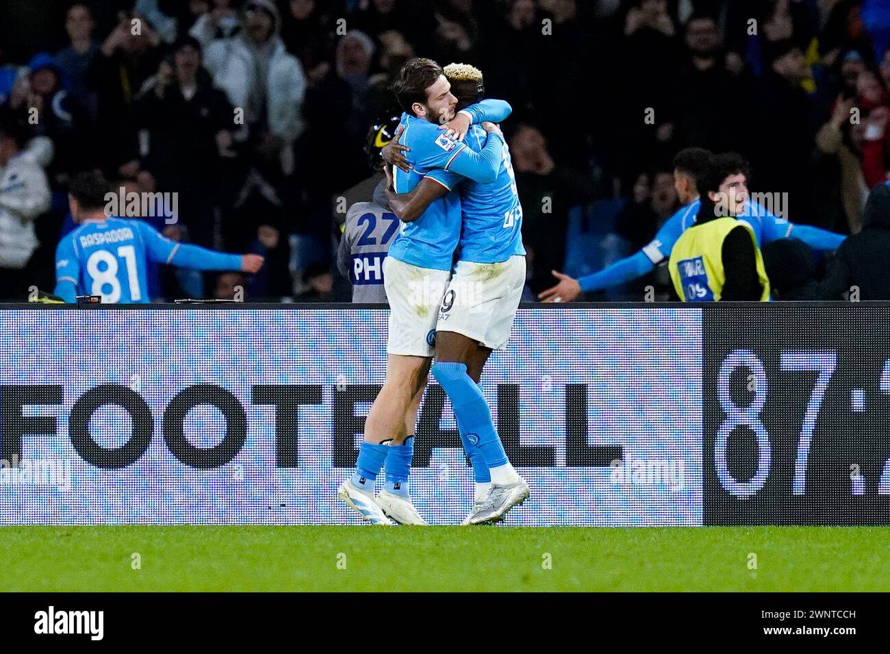Neapel, Italien. März 2024. Victor Osimhen vom SSC Neapel feiert mit Khvicha Kvaratskhelia vom SSC Neapel, nachdem Giacomo Raspadori vom SSC Napoli im Stadio Diego Armando Maradona am 3. März 2024 in Neapel, Italien, das zweite Tor im Spiel der Serie A TIM erzielte Stockfoto