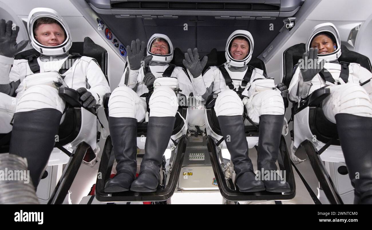 Cape Canaveral, Vereinigte Staaten von Amerika. März 2024. Die SpaceX Crew-8-Astronauten, die SpaceX-Raumanzüge tragen, winken aus der Crew Dragon-Kapsel, während sie sich auf den Start auf dem Launch Complex 39A im Kennedy Space Center vorbereiten, am 3. März 2024 in Cape Canaveral, Florida. Von links: Roscosmos-Kosmonaut Alexander Grebenkin, NASA-Astronauten Michael Barratt, Matthew Dominick und Jeanette Epps. Quelle: SpaceX/NASA/Alamy Live News Stockfoto