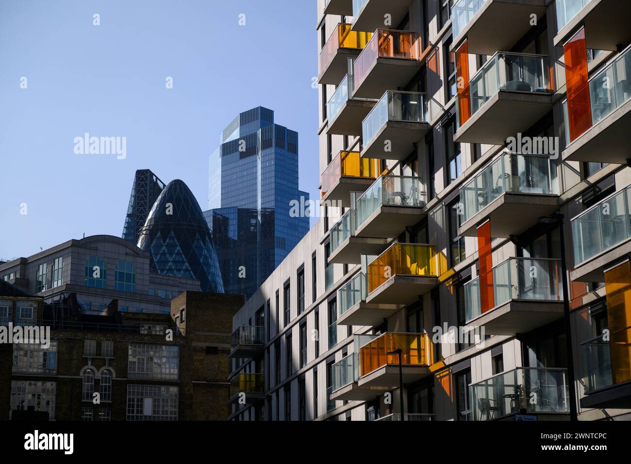 Die farbenfrohen Balkone der Kensington Apartments, Commercial Street, London, Großbritannien. September 2023 Stockfoto