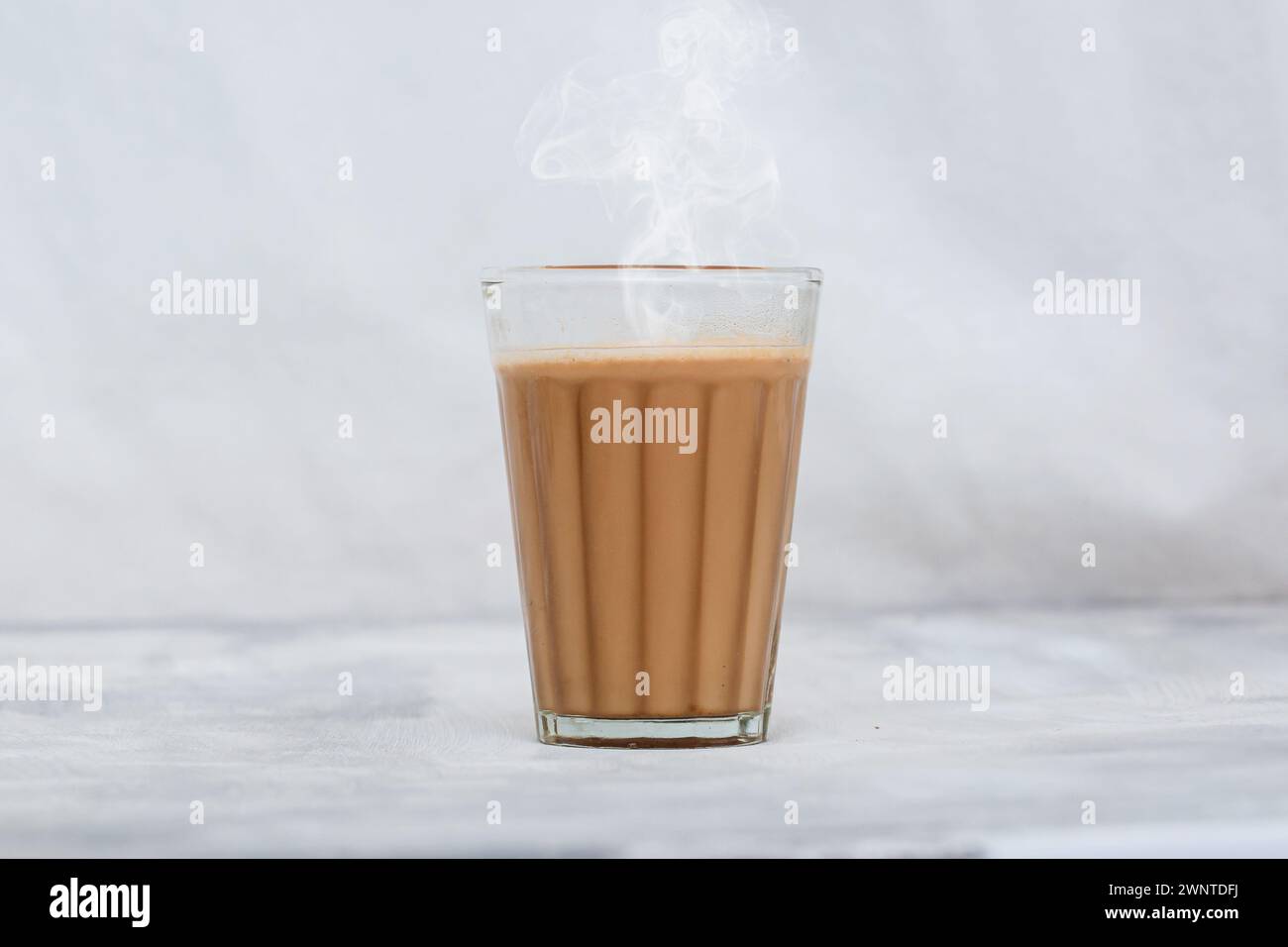 Tee mit frischer Milch oder indisches Kadak Chai. Stockfoto