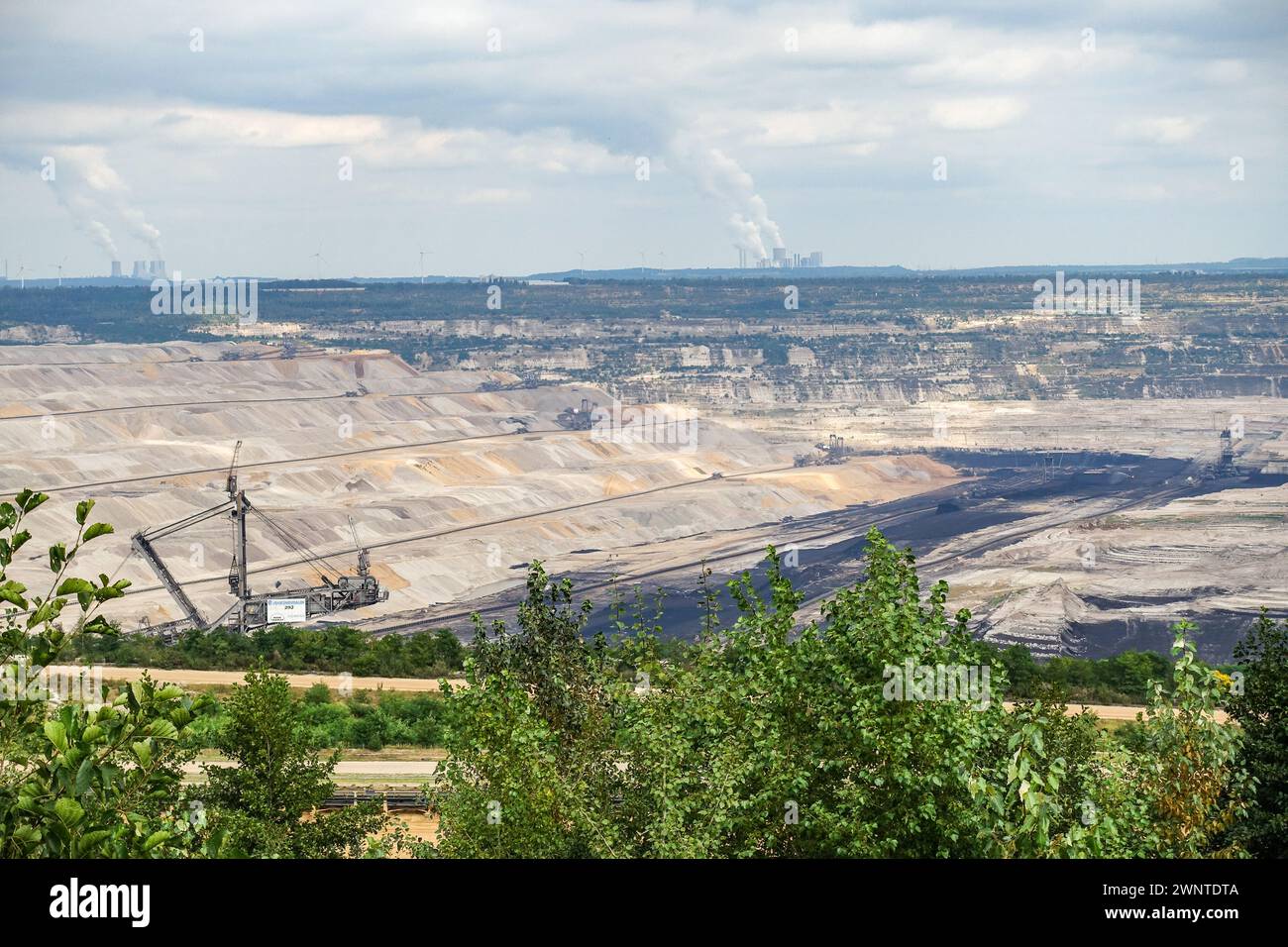Braunkohlebergwerk Tagebau Hambach, Deutschland. Kraftwerke Frimmersdorf und Neurath im Hintergrund Stockfoto