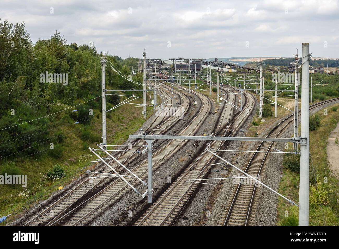 Eisenbahnstrecke im Braunkohlebergwerk Tagebau Hambach. Stockfoto