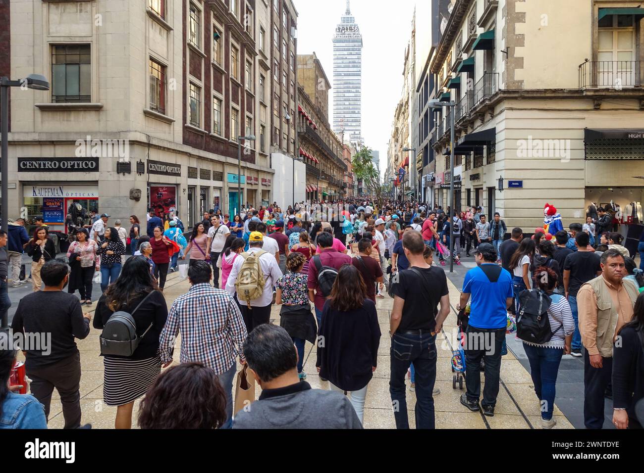 Geschäftige Stadtstraße von Mexiko-Stadt (CDMX), die tagsüber mit Menschen überfüllt ist Stockfoto